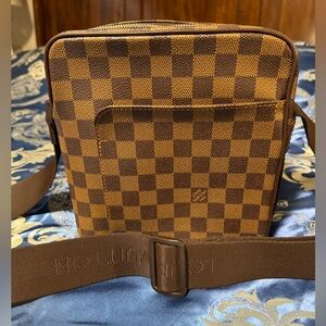 ❤️AUTH. LOUIS VUITTON 
Damier Ebene Olav PM Messenger Bag❤️